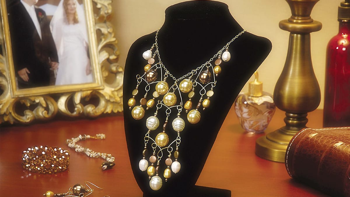 acrylic necklace display feature image
